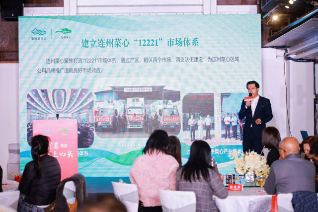 连州菜心专班成员脱景隆现场进行连州菜心品牌推介。 连州菜心专班成员脱景隆现场进行连州菜心品牌推介。