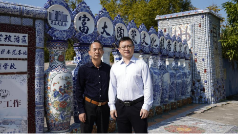 目前,儿子黄志超从父辈手中接过了历经几代人心血的企业。 目前,儿子黄志超从父辈手中接过了历经几代人心血的企业。