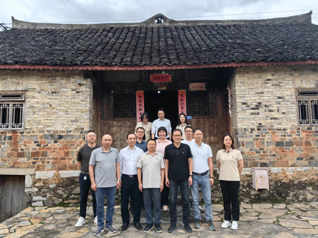 2024年5月30日，廣州市越秀區(qū)北京街道組織轄內(nèi)企業(yè)代表到鎮(zhèn)寧舉行愛心企業(yè)結(jié)對(duì)幫扶愛心助學(xué)活動(dòng),，并前往查看東西部協(xié)作項(xiàng)目,、慰問困難戶等。
