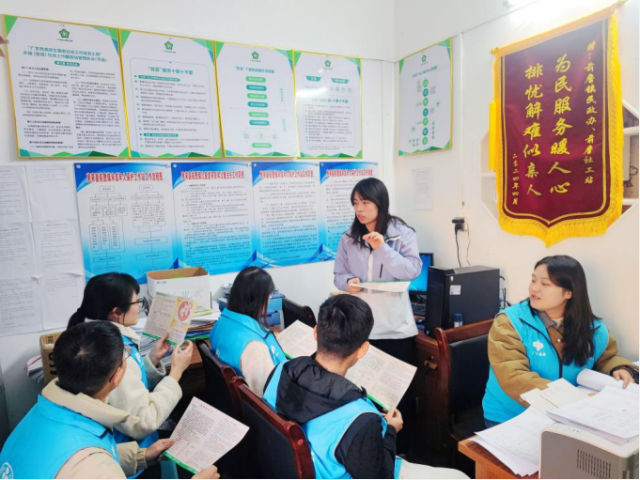 许丽敏为惠来县前詹镇社工讲解“银龄安康行动”政策。