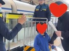 7岁男童忘下车，广东城际接力半小时助父子团聚