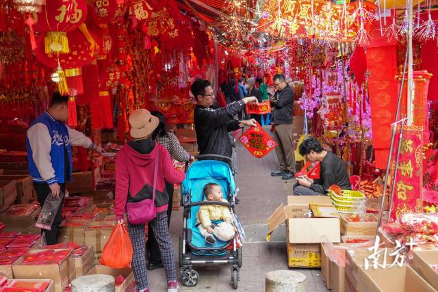 城视｜珠海幸福路年味渐浓，港澳居民也来了