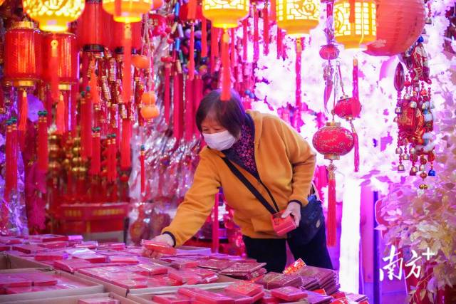 城视｜珠海幸福路年味渐浓，港澳居民也来了