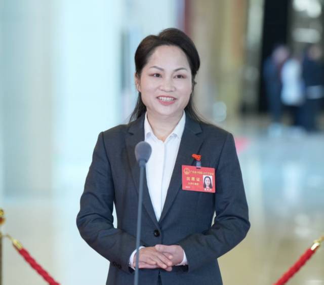 省人大代表、云浮市新兴县教师发展中心教研员梁凤珍在广东省十四届人大三次会议第二场“代表通道”上接受记者采访。  受访者供图