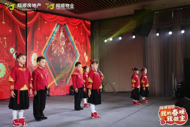 大朋友和小朋友都铆足了劲，准备在舞台上大放异彩。