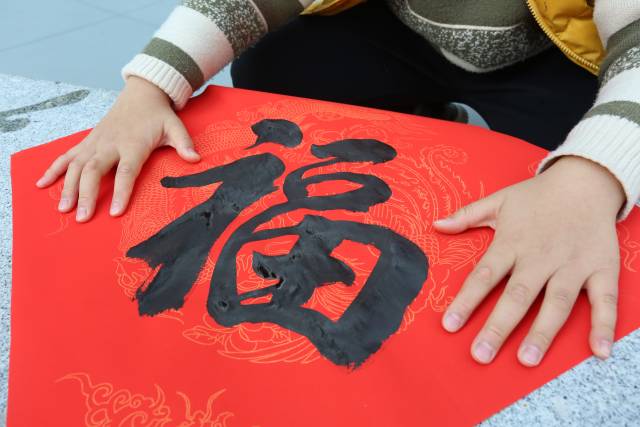 “村晚”开始前，还有“写福字”活动。