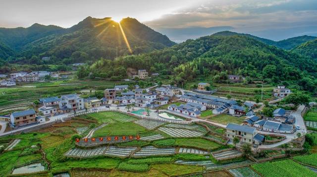 走進(jìn)上舉鎮(zhèn)畬腦村，灰瓦白墻,，青山綠水,，一幅和美鄉(xiāng)村的畫卷鋪展開(kāi)來(lái),。林莊攝