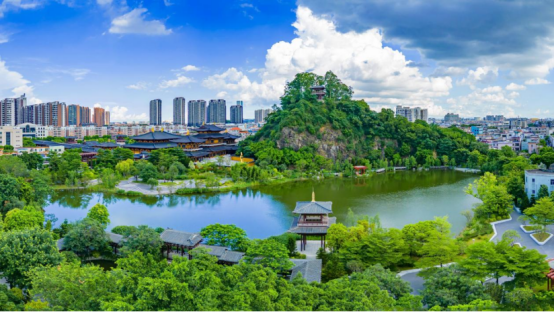 小欖鎮(zhèn)將“工改”與綠美生態(tài)建設(shè)相結(jié)合，開(kāi)展系列綠美行動(dòng),，實(shí)現(xiàn)全域“見(jiàn)縫插綠”,，致力打造環(huán)境優(yōu)美、綠色低碳,、舒適宜居,、社會(huì)和諧的“生態(tài)美鎮(zhèn)”。中山市住建局供圖 