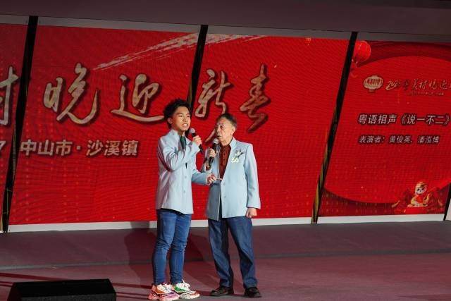 国家一级演员黄俊英（右）