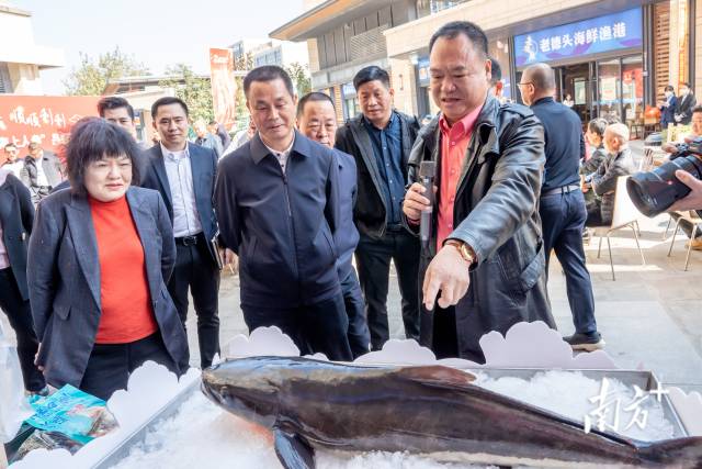 汕尾市海洋与渔业协会会长，汕尾市国泰食品有限公司董事长林孟德(右一)热情推介。