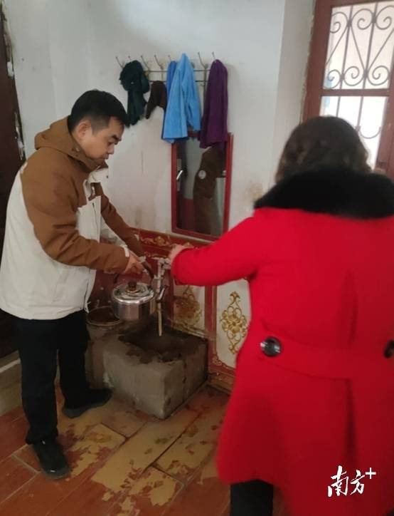 广州援疆工作队队员郭国星提醒要注意饮水安全。