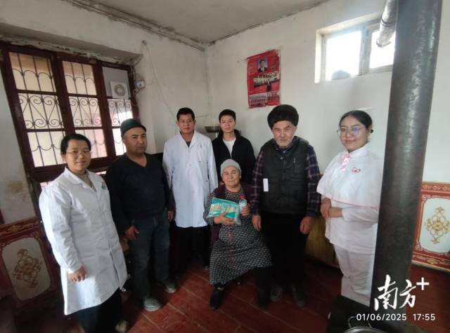 广州援疆工作队队员黄涛赠送护理用品。