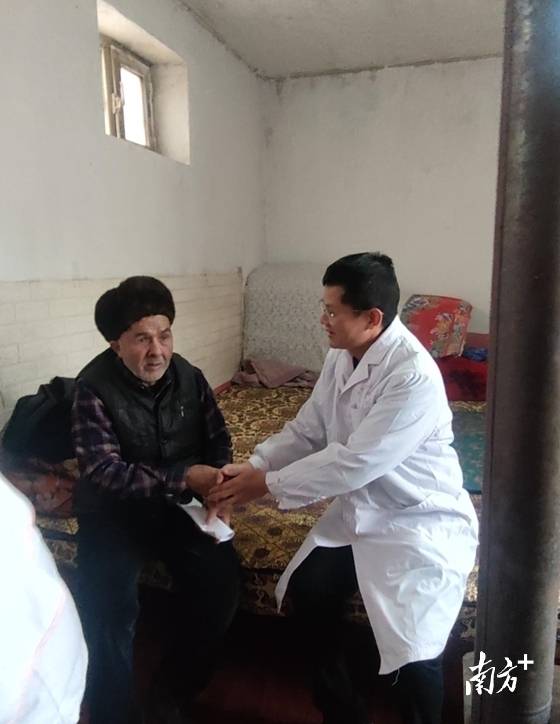 钟文主任医师给库尔班做诊断，并安慰库尔班尽快就医。