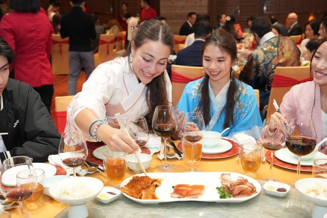 近百名外国友人提前品尝“粤味年夜饭”