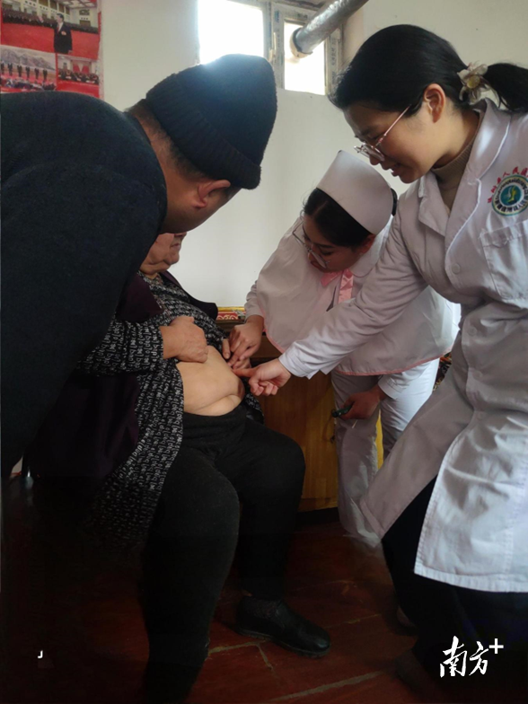 温雪满医生做日常护理指引。