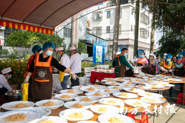 厨师为喜宴备菜。