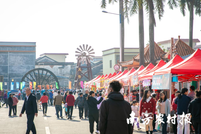“鲜虾迎春”主题美食节人流如织。
