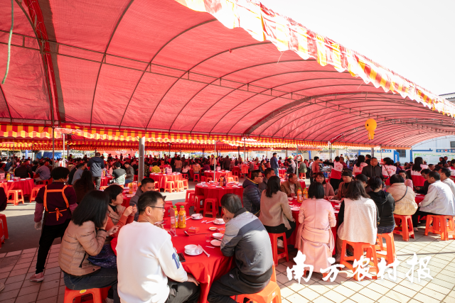  千人共聚、共品大鳌虾特色美食。