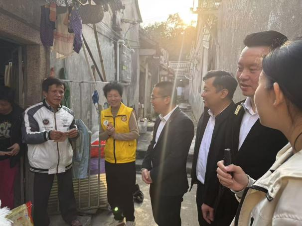 广东狮子会、普宁市残联、南溪镇人民政府、驻镇帮扶工作队等慰问困难群众。