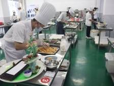 省人大代表，广州工程技术职业学院餐饮智能管理专业负责人、烹饪专业教师冯莉： “学会技能后，学生从‘好就业’变‘就好业’”