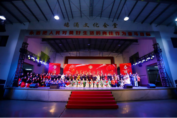 整場“村晚”持續(xù)了近3個小時，現(xiàn)場氣氛熱烈而溫馨,。