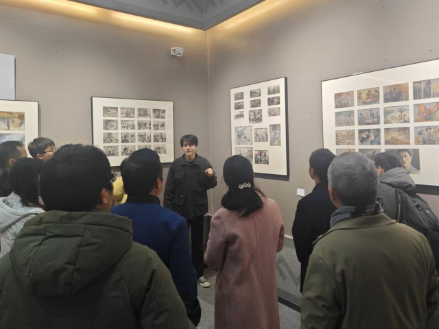 观众参观了解《丹青映初心·奋进新征程——画说“党的精神谱系”主题连环画展》。