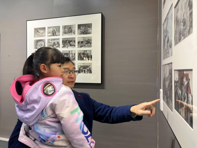 观众参观了解《丹青映初心·奋进新征程——画说“党的精神谱系”主题连环画展》。