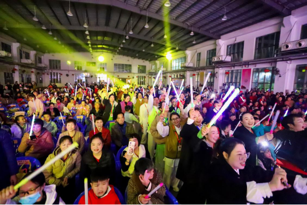 鷗涌“村晚”現(xiàn)場人聲鼎沸,。