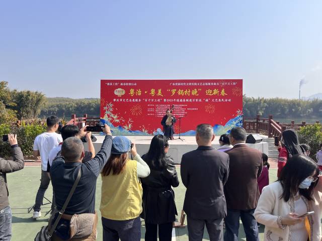 传统乐器表演引人注目。