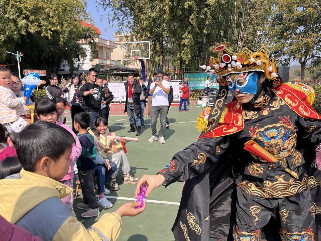 变脸表演精彩绝伦。