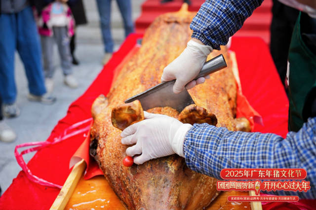 太公分猪肉——人人有份，是流行于广府地区的传统过年习俗，寓意和和美美、和气生财。  受访者供图