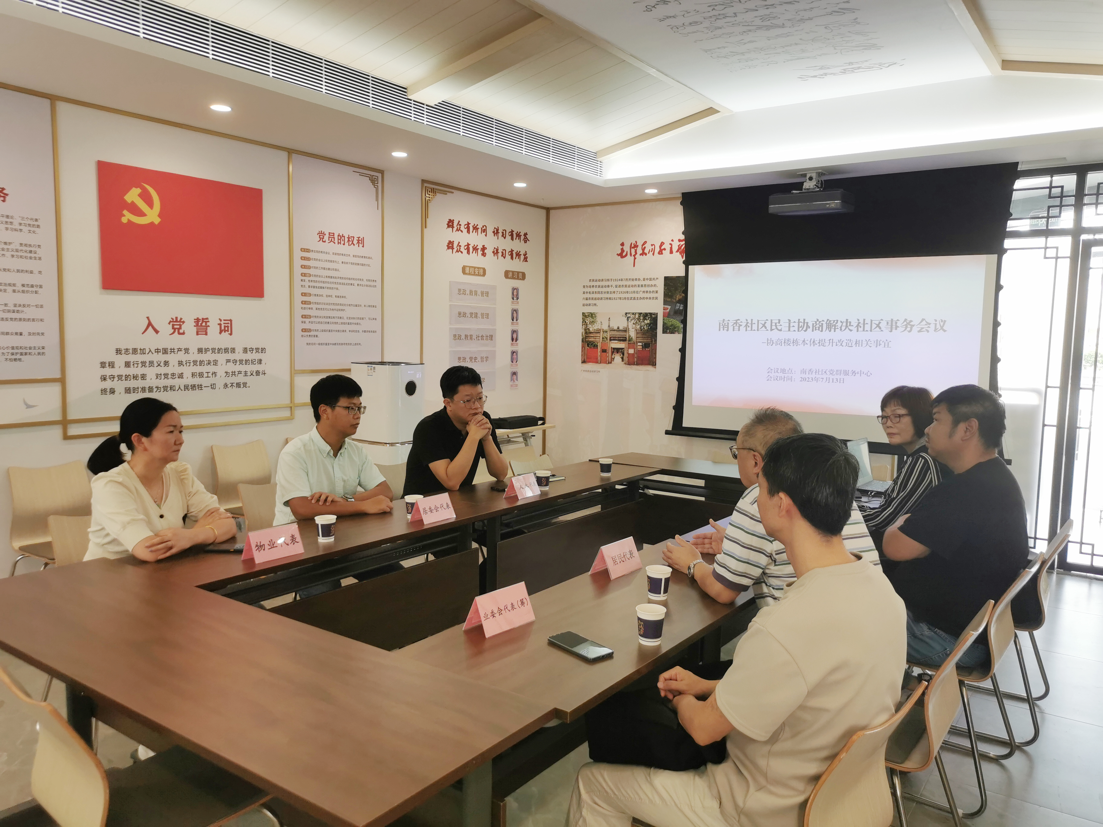 人大代表联系群众就珠光花园2栋大堂整治提升进行答疑。