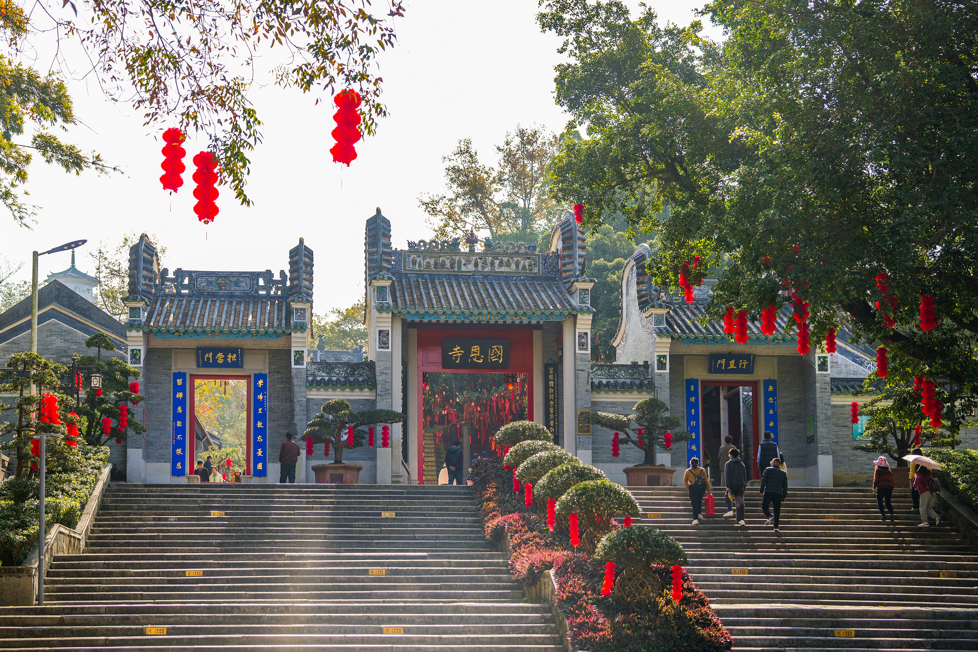 新兴国恩寺常年香火鼎盛。