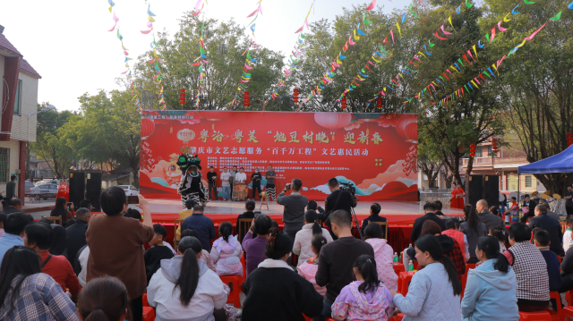 地豆狮队开场表演  南方农村报 吴俊麒 制图