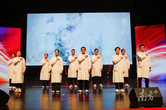 胸痛中心党支部演唱原创歌曲《医路有你、守护有我》。