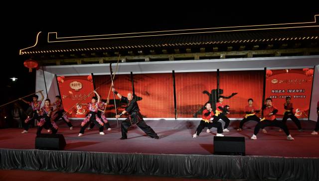 沙溪圣狮村、象角村村民组建武术团体，在晚会上表演《耀武中华》。（刘赞钱 摄）