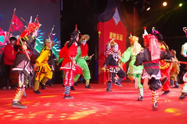 潮州市湘桥区社光村，以一场潮汕英歌舞引燃“村晚”现场。（吴锐强摄）
