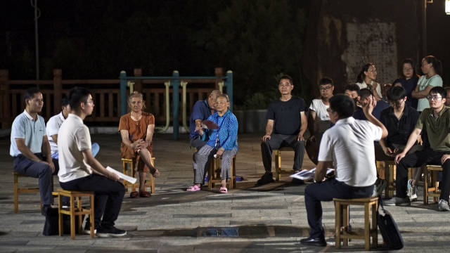 工作队开展板凳故事会，动员村民群众参与民主议事