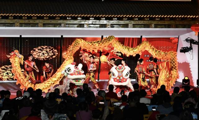 中山沙溪当地百姓逐渐的龙狮团，给观众带来精彩演出。（刘赞钱 摄）