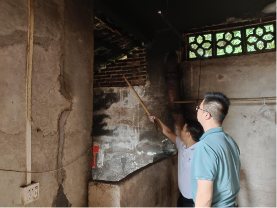 工作队队员前往张秋华家中进行情况摸底。&nbsp;