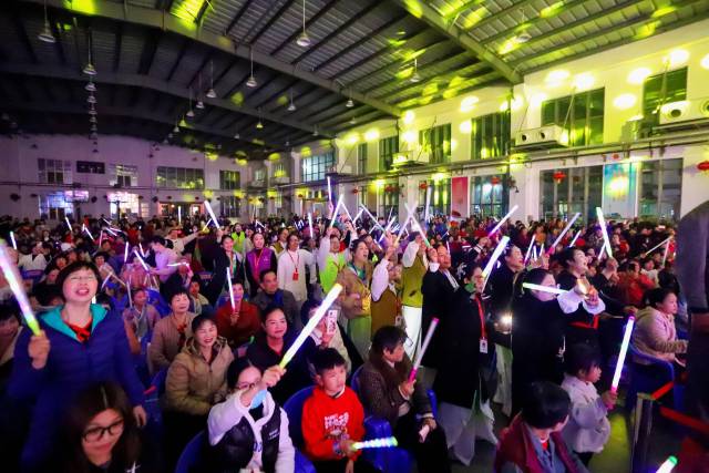 在东莞麻涌，“村晚”现场人声鼎沸，丰富的节目给观众带来文化大餐。