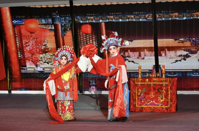 在沙溪，村民家的小“老倌”们唱起粤剧《帝女花》。（刘赞钱 摄）