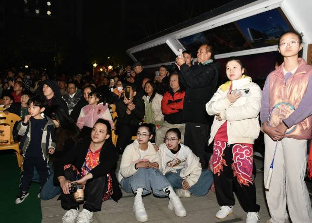 中山沙溪镇，即使在候场，“民星”们也时刻关注着台上的表演。（刘赞钱 摄）