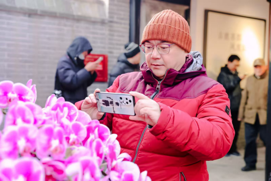 市民拍照打卡。