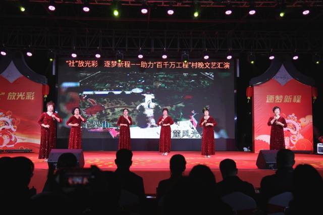 社光村村民的歌唱类节目唱出了对乡村新生活的向往。（董逊 摄）