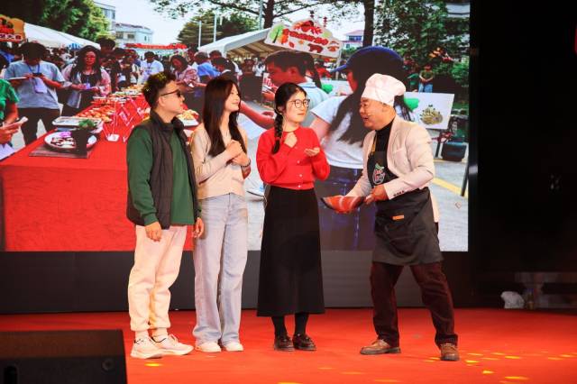 潮州市湘桥区社光村，村民们自己排演的小品节目，演出了身边人、身边事。（董逊 摄）