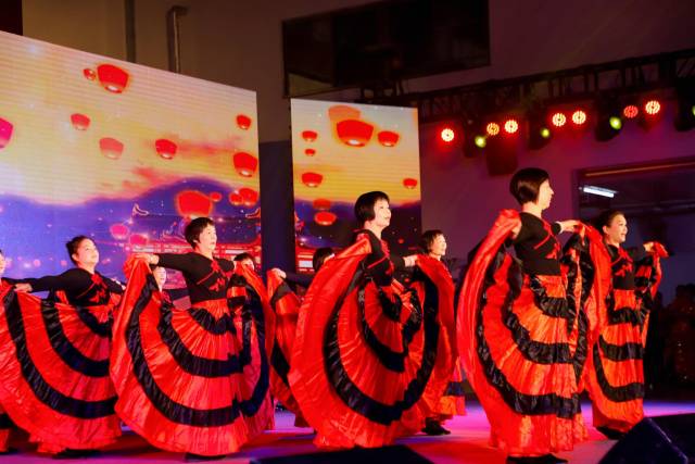 在东莞麻涌，村民们载歌载舞，舞动新春。