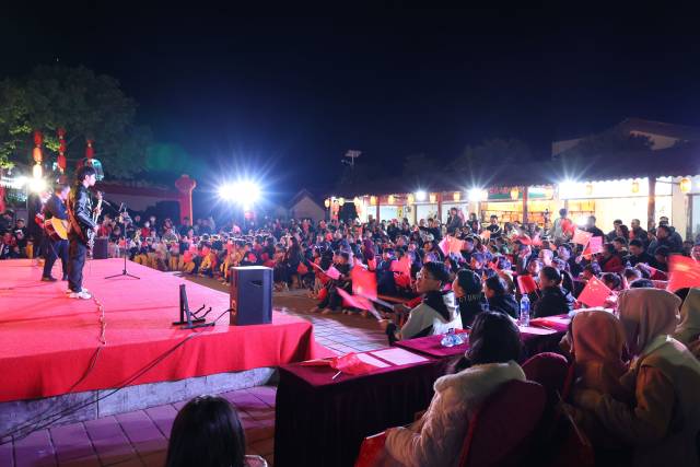 锣鼓一响，“村晚”好戏开场。