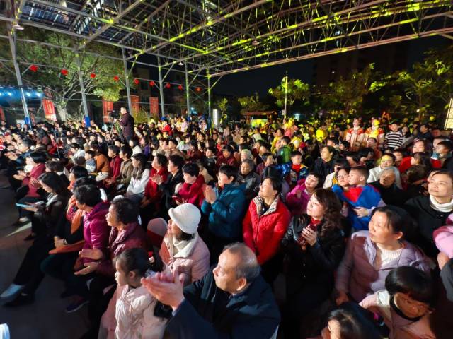 在潮州市社光村，村民们纷纷集聚到晚会现场，等待着精彩的演出开场。（董逊 摄）