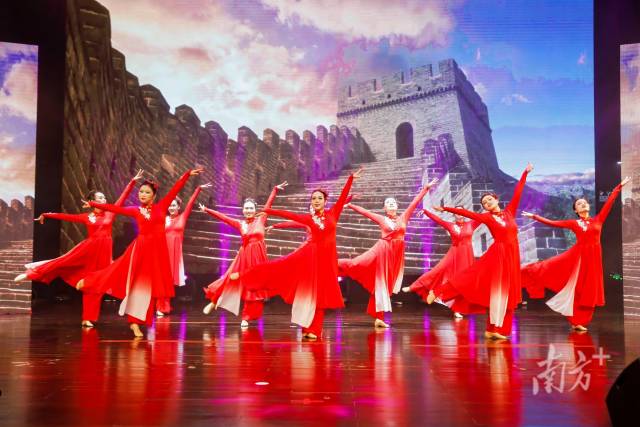 医院13个党支部均表演精彩节目。